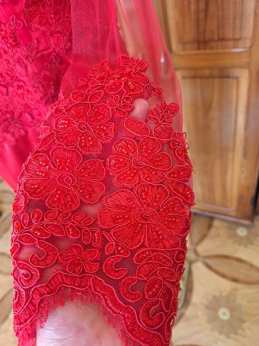 Vând rochie roșie midi mărimea 46