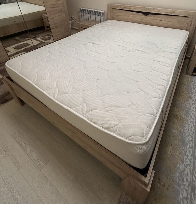 Продам двуспальную кровать с ортопедическим матрасом