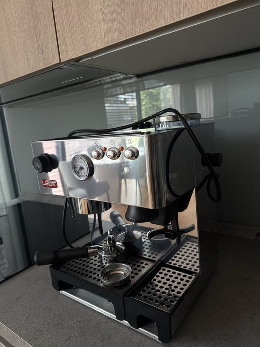 Espressor manual cu manometru si rasnita LELIT