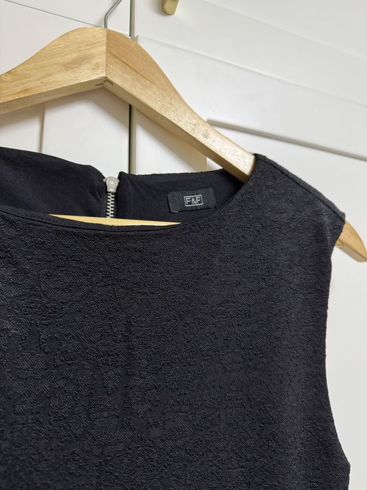 Стройнящее платье-футляр, S размер