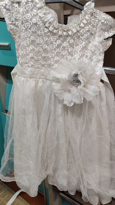 Продам праздничн платья 2000