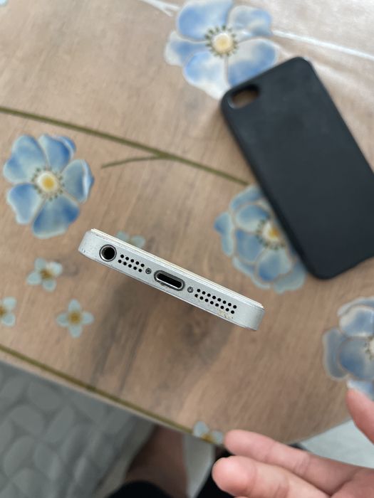 продаю iPhone 5 в хорошем состоянии