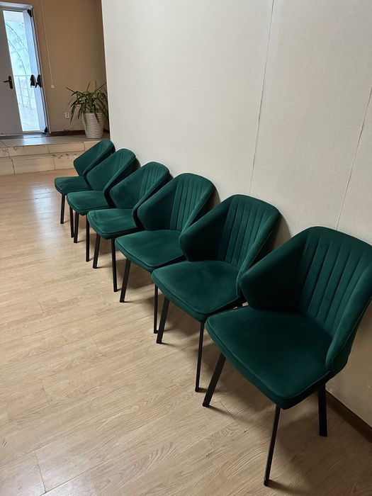 Продаю 6 стульев в хорошем состоянии.