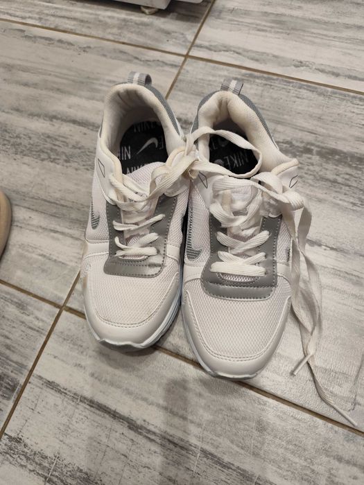 Бели.   маратонки