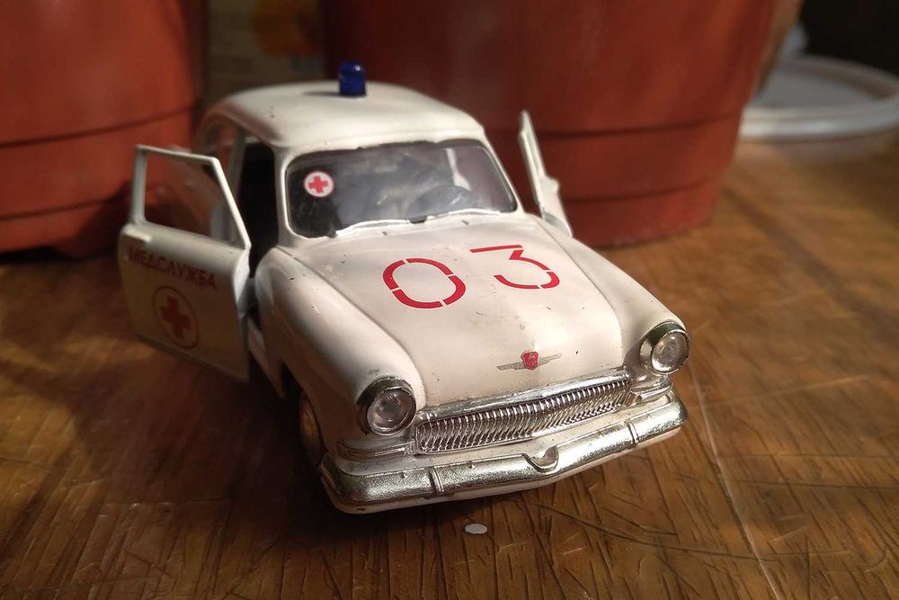 Мордель - игрушка ГАЗ-21 скорая помощь с отк. дверьми