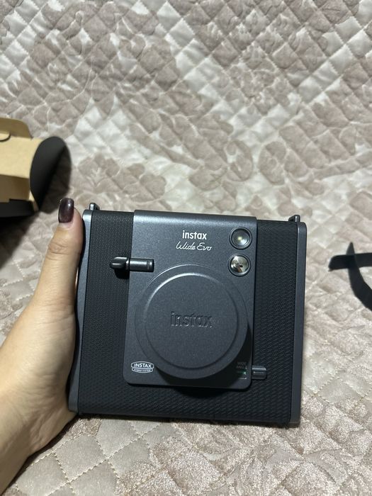 Продам Fujifilm Instax Wide Evo