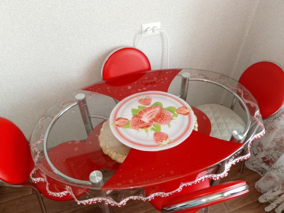 Стол со стульями в кухню