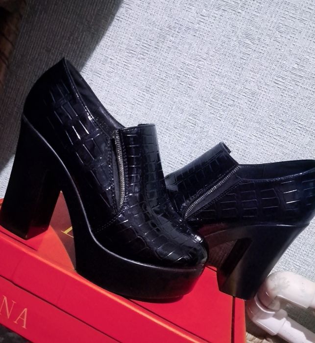 Baland poshnali ayollar tuflisi