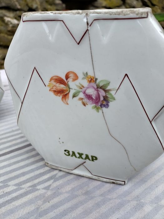 Стара етажерка  и буркани