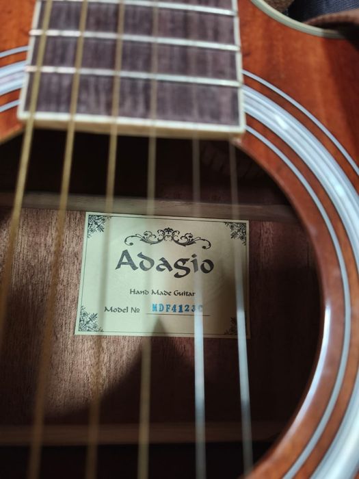 Гитара акустическая Adagio со встроенным звукоснимателем