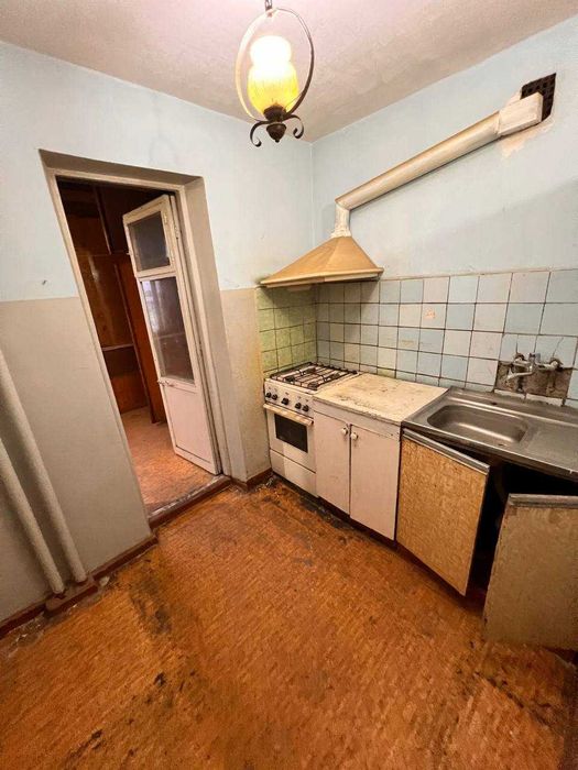 Продается 4-комнатная квартира под капитальный ремонт!