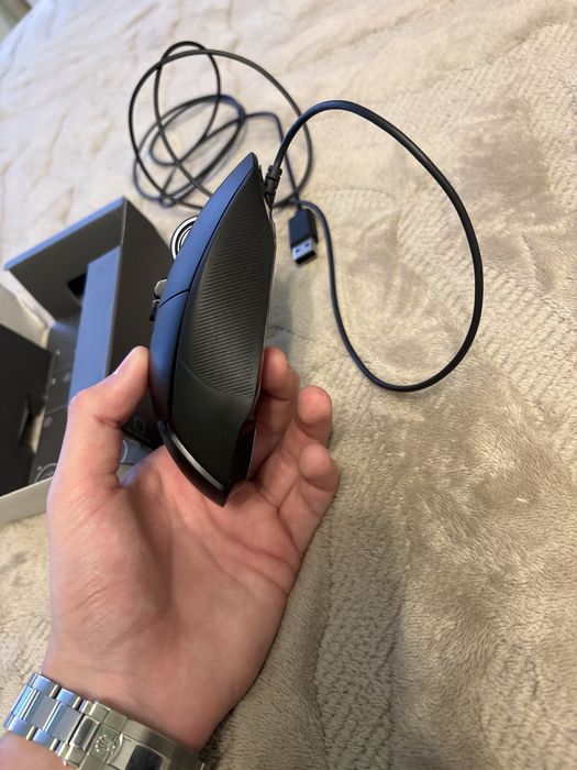 това е логитек г502х и една от най добрите мишки на пазара продавам я защото не ми трябва в перфектно състояние е чисто нова и да страхотна е .