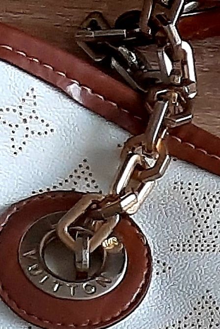 Оригинални и  ефектниобувки,със сребррист брокат, като нови и ефектна