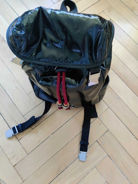 Дамска раница черен лак