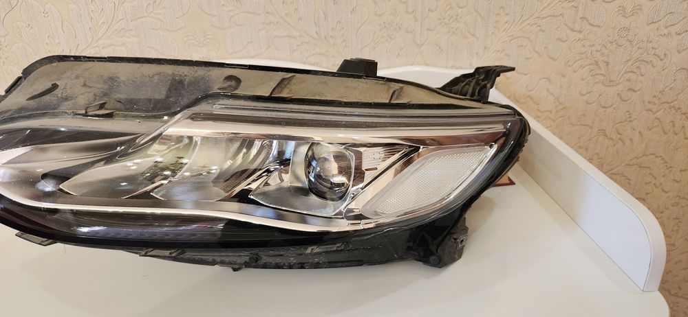 Продается оригинал фара от малибу Premier продается из-за царапины