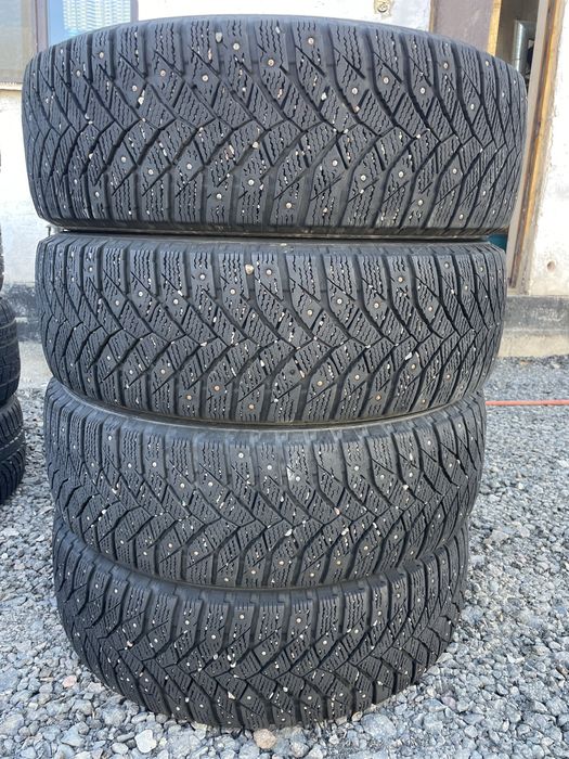 Комплект зимние шипованные шины 215/70/16 215/70R16 Triangle