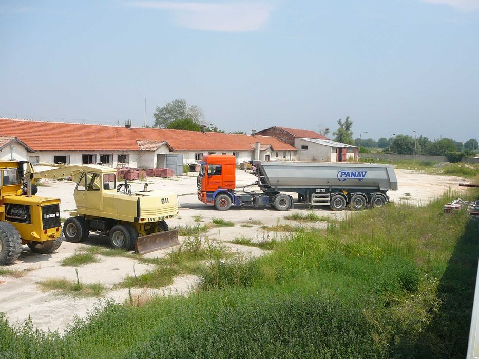 Дава се под наем Промишлена сграда в с. Ново село, Област Пловдив - 2000 кв.м за 1530 € - Снимка #2