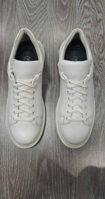 Бели сникърси 44 номер