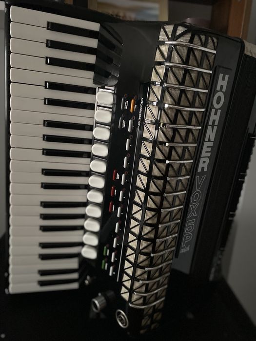 Se vinde acordeon ,Model Hohner vox5
