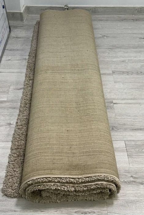 Ворсистый бежевый ковер