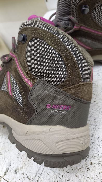 Bocanci rezistenți la apă și la -15 grade .