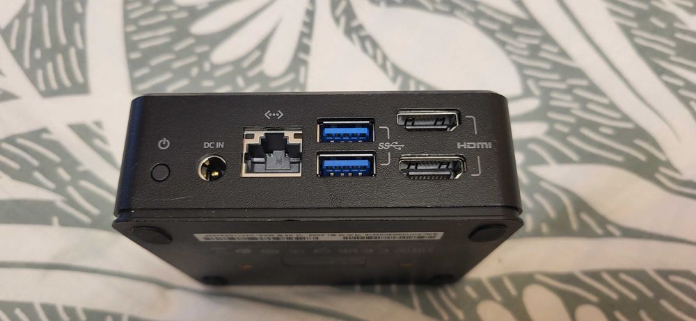 BELKIN Dual Display USB-C Dock se vinde cum se vede fara alte accesori  (Nu stiu ce e cu el nu e testat)