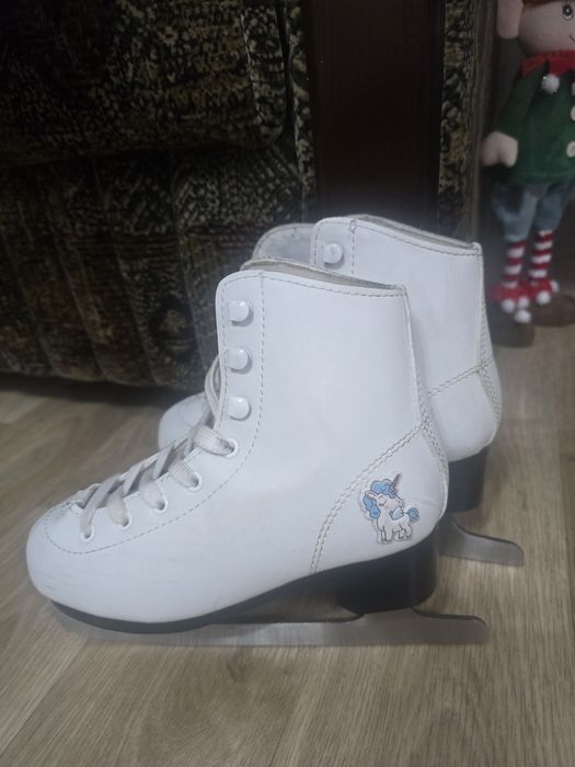 Фигурные коньки (белые)