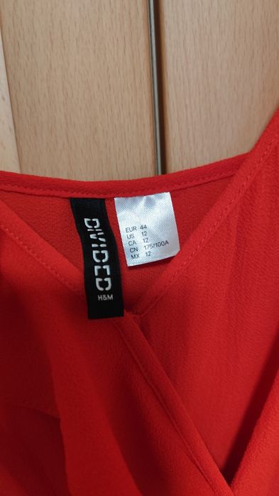Асиметрична червена рокля H&M, тип прегърни ме
Носена броени пъти