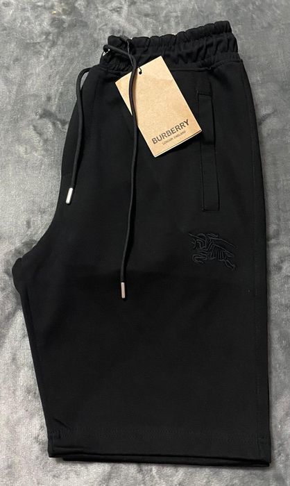 Vând pantalon scurt nou de bărbați Burberry
