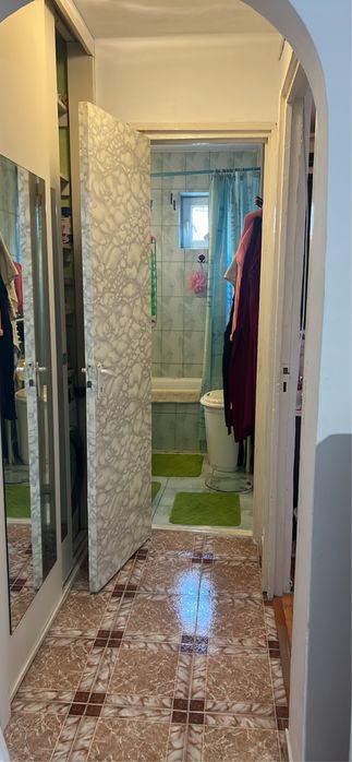 Schimb ap. doua camere etaj 4 /4  decomandat  Bucuresti  cu valeni  de  munte  Prahova
