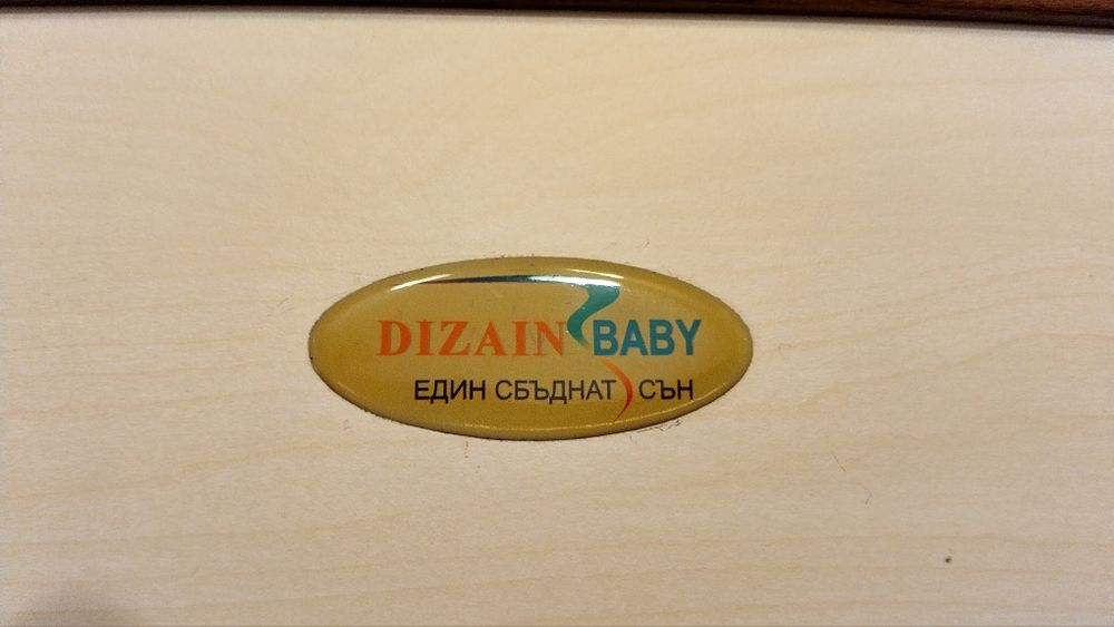 Продавам две детски легла .