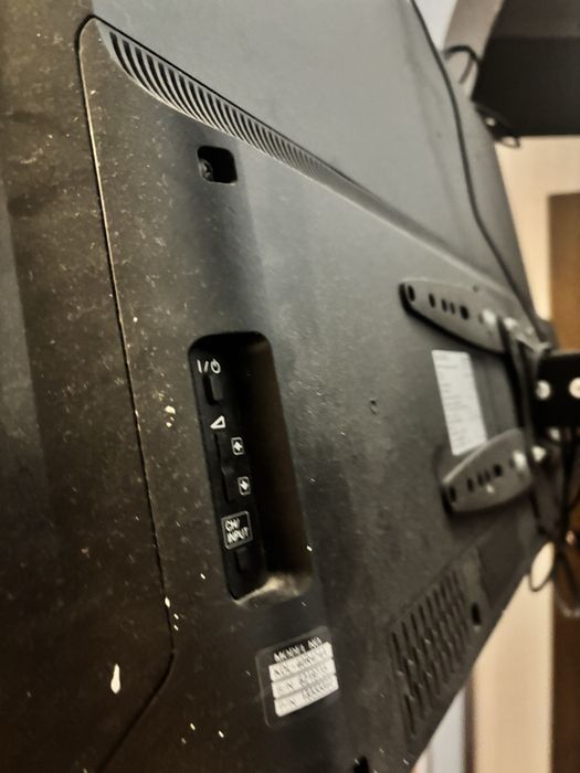 Телевизор с кранштейном