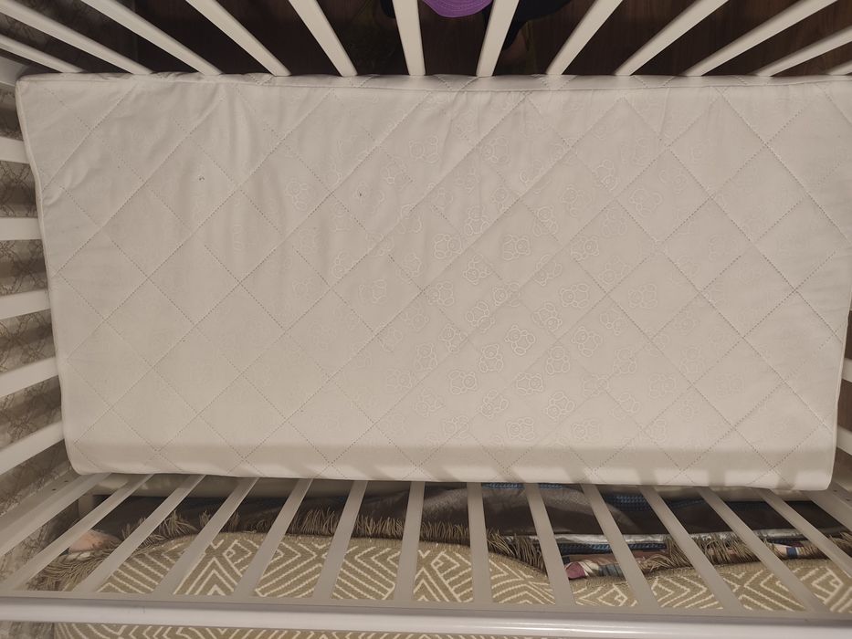 Детская кроватка с маятником