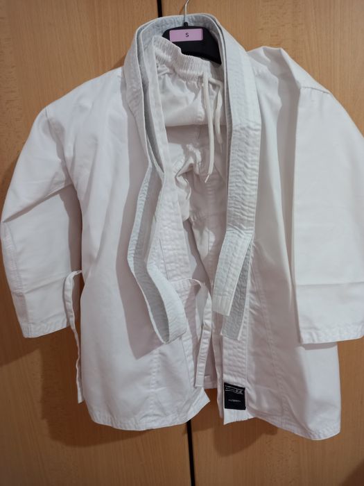 Vând costum Karate
