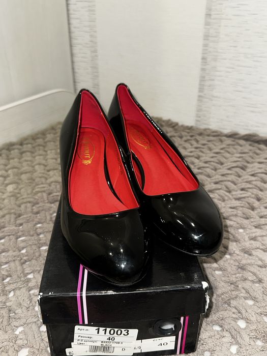 Продам туфли лакированные
