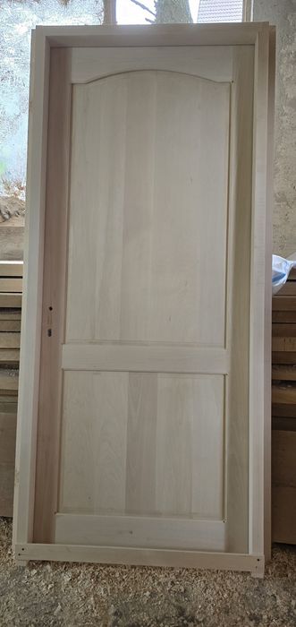 Usi de lemn masiv de tei