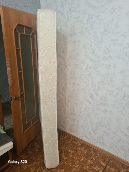 Продам стол письменный и матрас