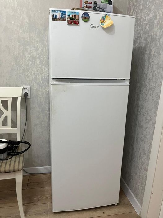Холодильник почти новый Midea