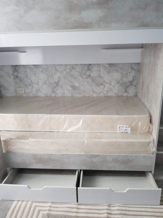 Кровать двух яростная