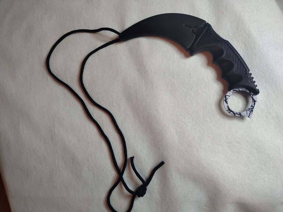 Продавам Karambit White Dragon