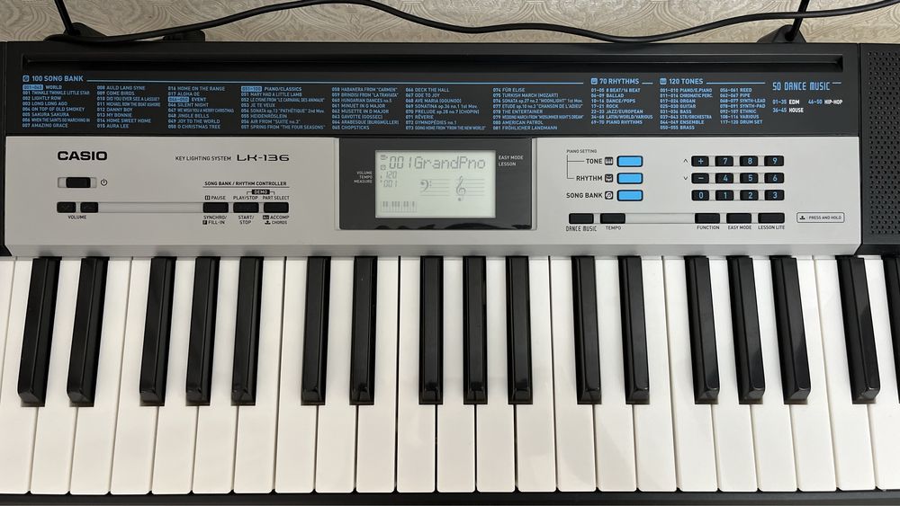 Продается синтезатор LK 136