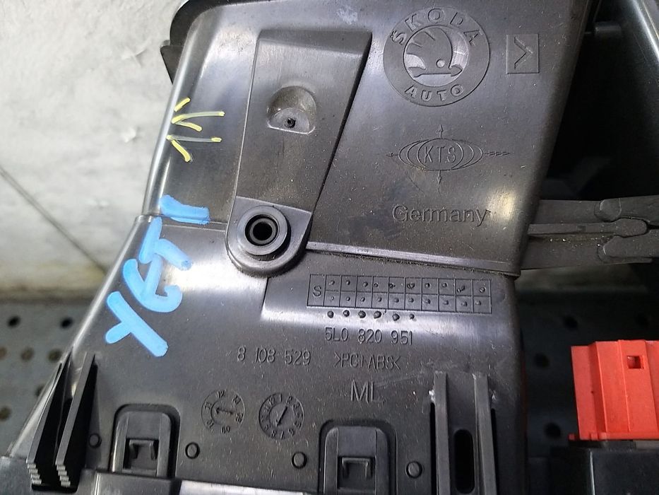 Grile centrale aer bord buton avarii skoda yeti 5l 5l0820951