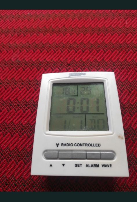Ceas de birou, complex combinat cu alarmă, calendar, masurare temperatura și multe alte funcții.