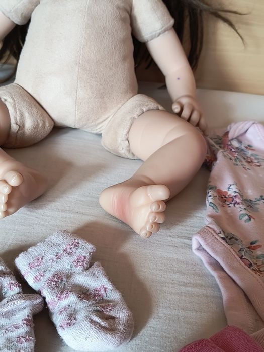 Реалистична кукла с меко тяло и силиконови ,меки крайници и глава.
Раз