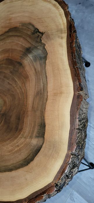 Столик из спила ореха