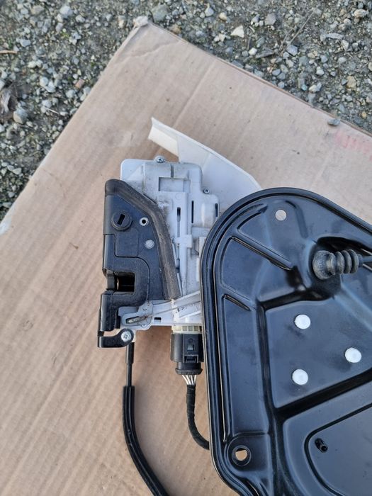 Vând macara cu broască usi spate pentru passat b6 combi.