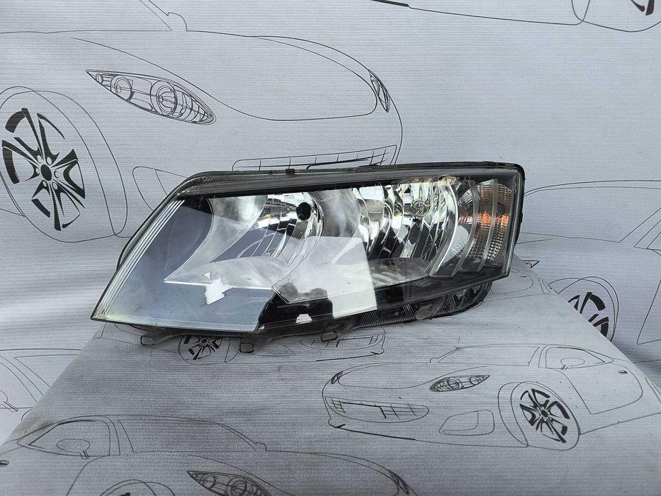 Far Stanga Uk Halogen Skoda Octavia 2015 / 2013-2017 Cod OEM 5E2941015 (5C2)