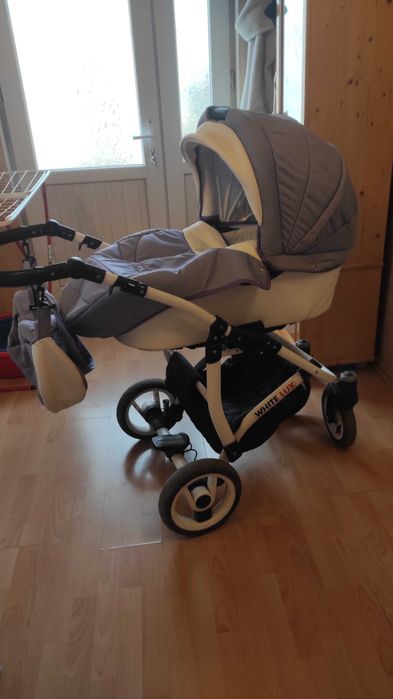 Бебешка количка в бяло и лилаво