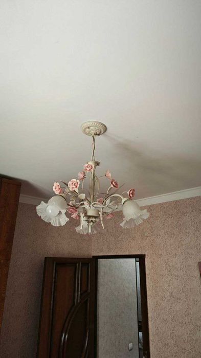 продается люстра и светильники