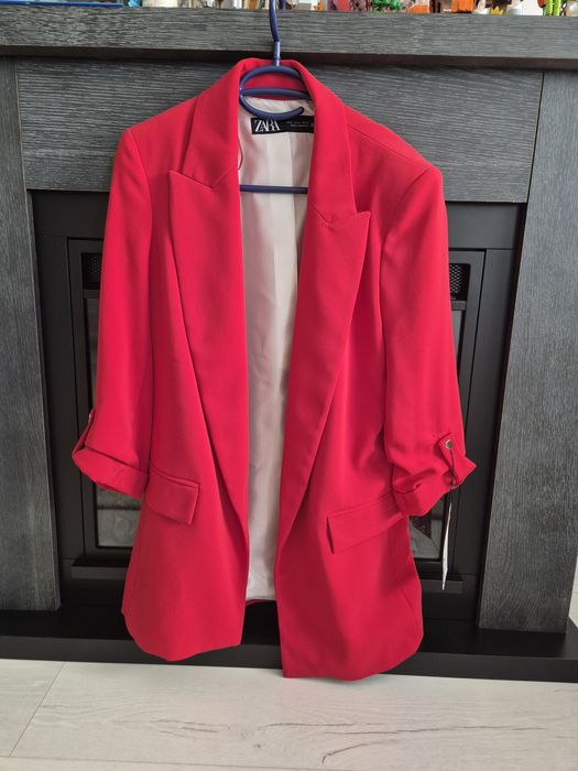 Sacou blazer Zara, S M, nou cu eticheta
Este nouu cu eticheta, mar S insa recomand M, bust aproape 100 cm, lungime 70 cm. Eu nu
